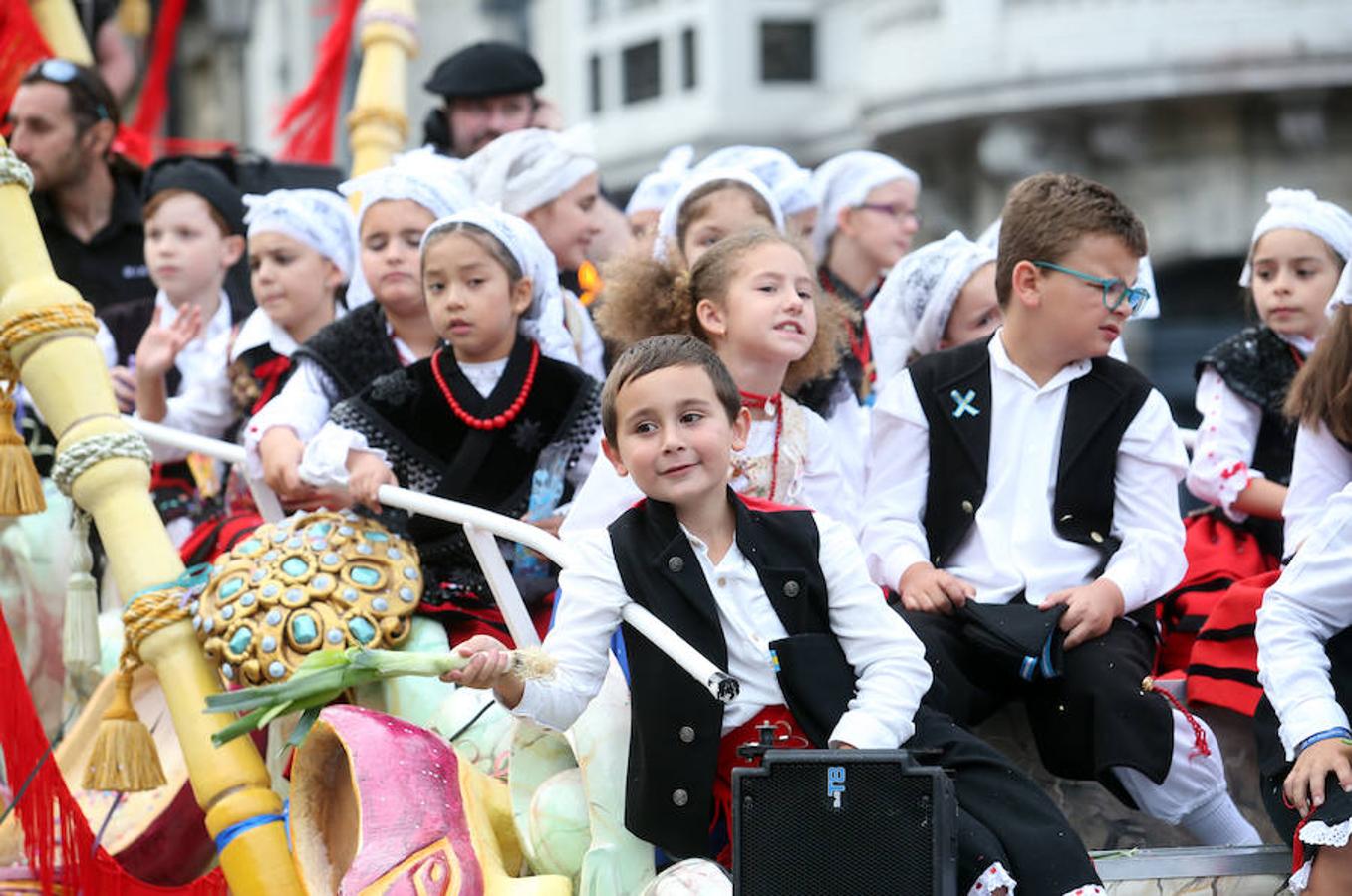 Multitudinaria asistencia al desfile del Día de Amércia en Asturias