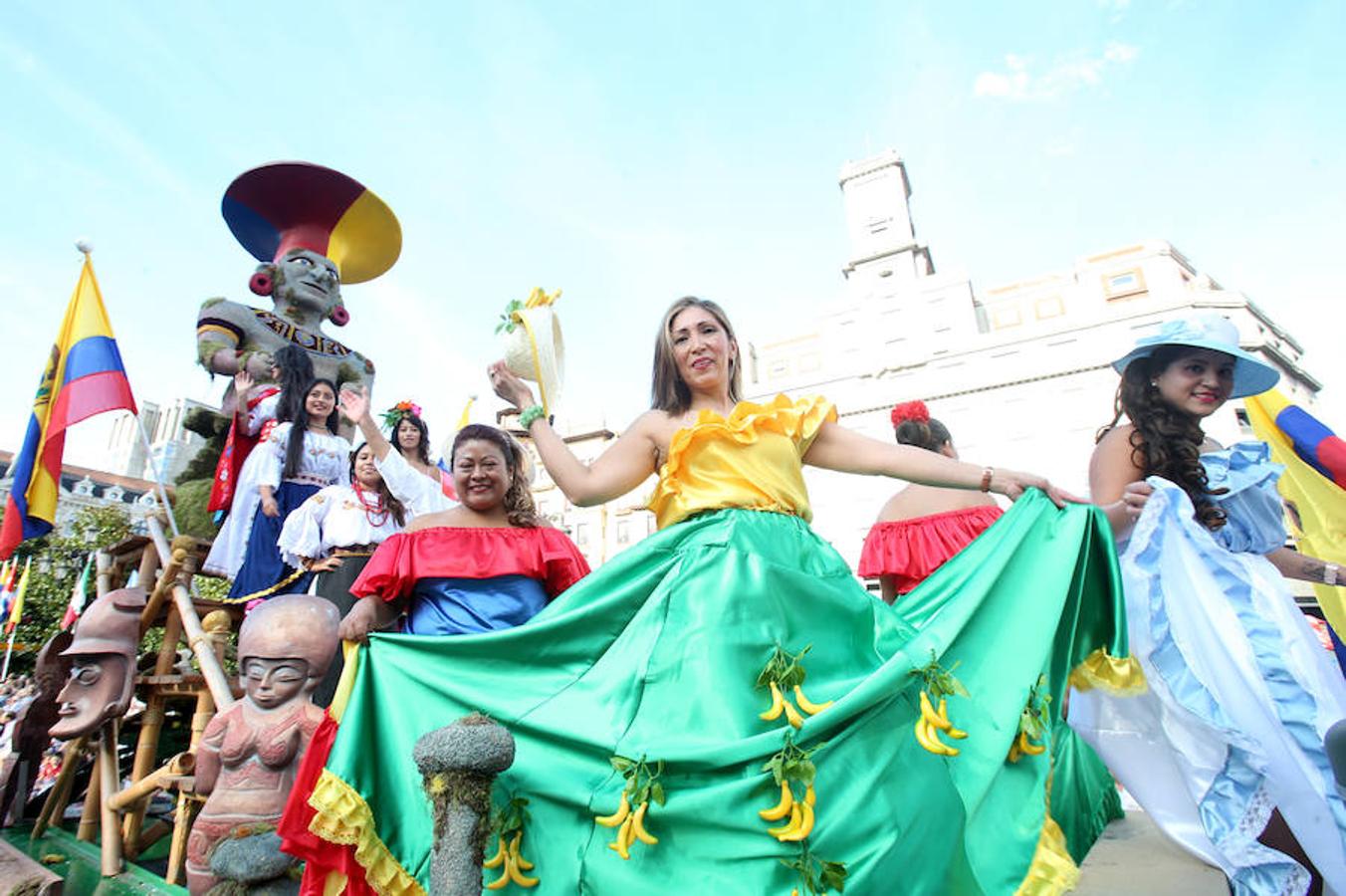 Multitudinaria asistencia al desfile del Día de Amércia en Asturias
