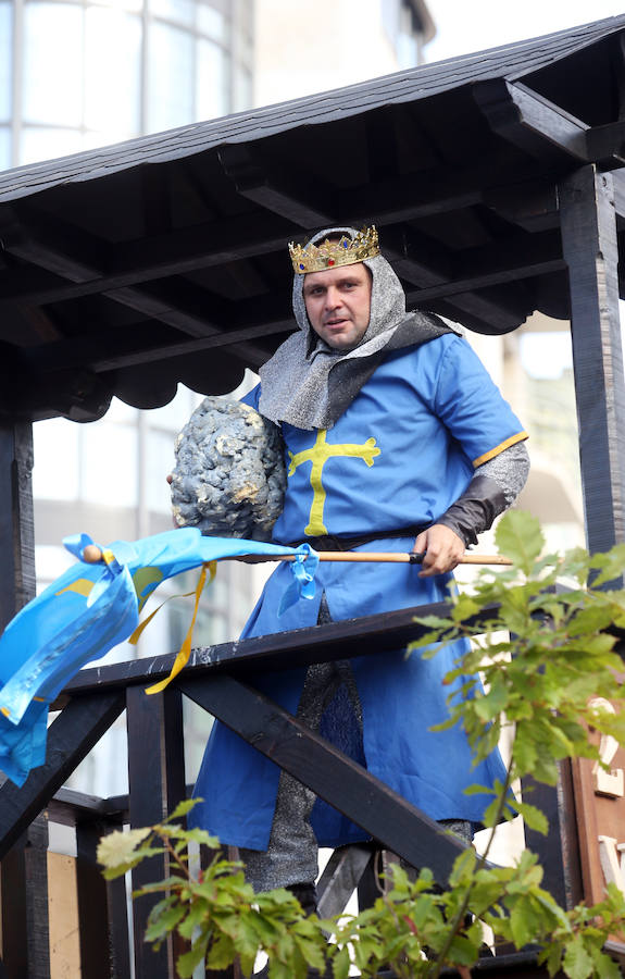 Multitudinaria asistencia al desfile del Día de Amércia en Asturias