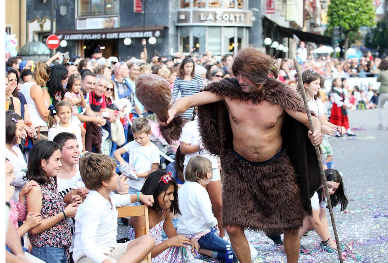 Multitudinaria asistencia al desfile del Día de Amércia en Asturias
