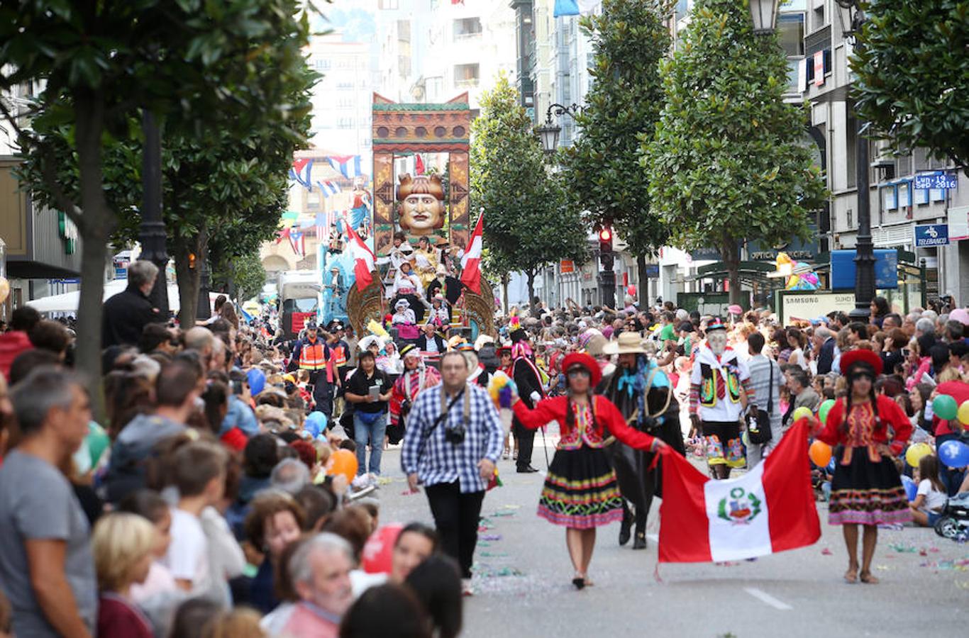 Multitudinaria asistencia al desfile del Día de Amércia en Asturias