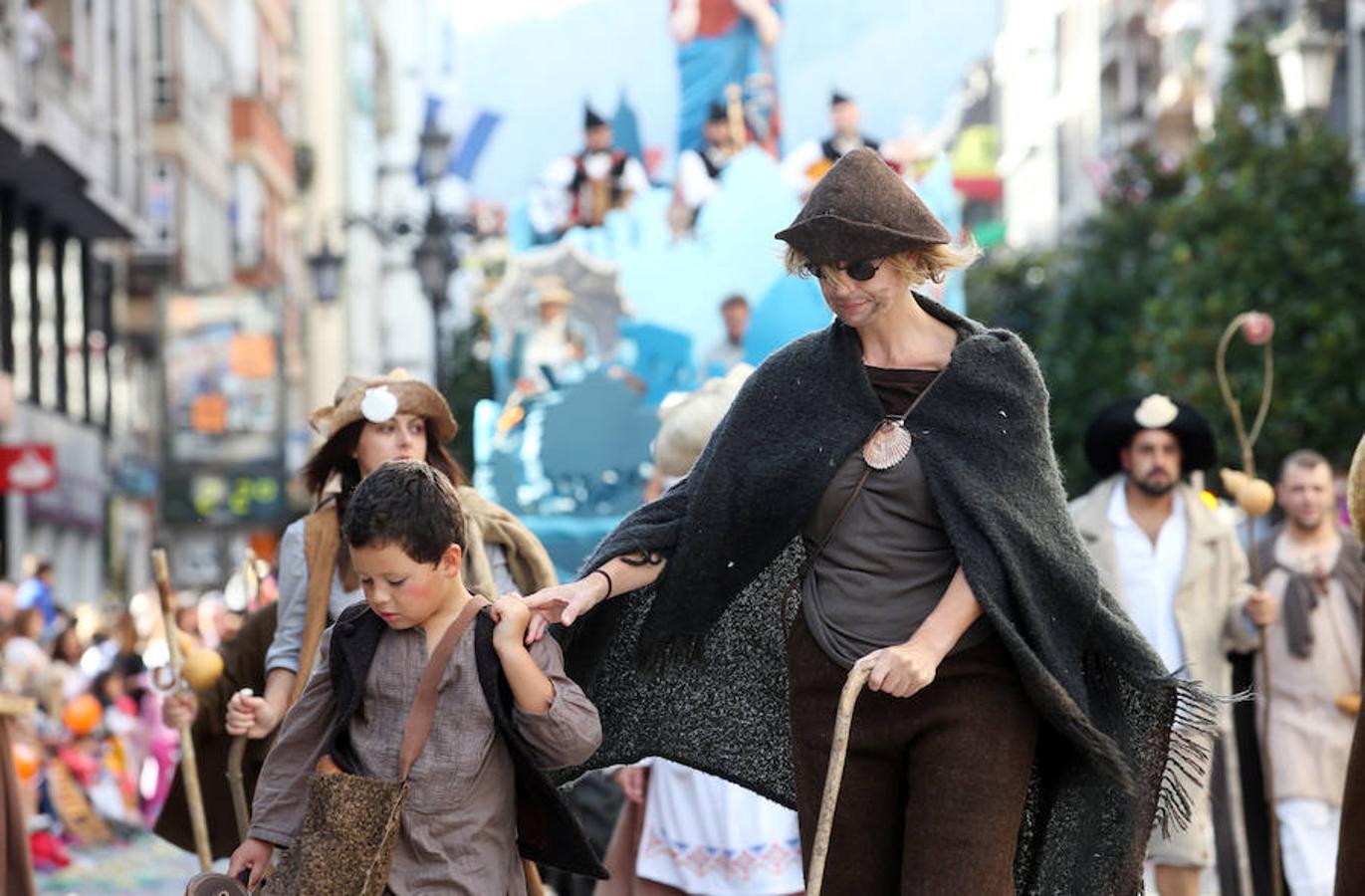 Multitudinaria asistencia al desfile del Día de Amércia en Asturias