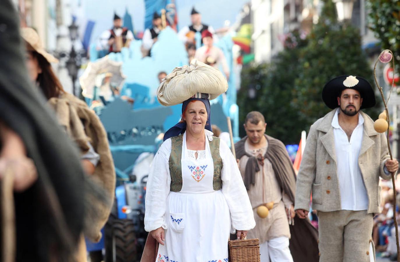 Multitudinaria asistencia al desfile del Día de Amércia en Asturias