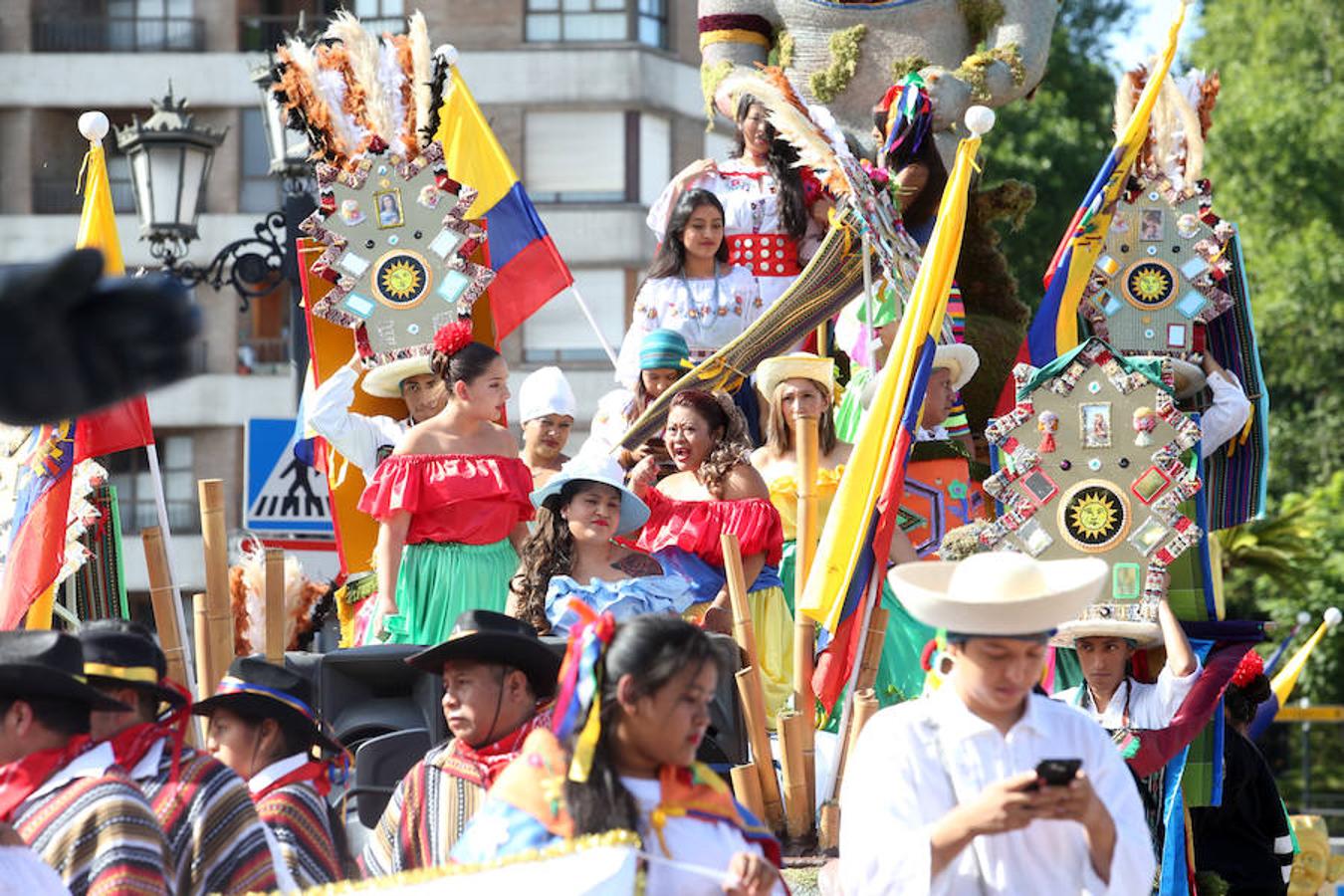 Multitudinaria asistencia al desfile del Día de Amércia en Asturias