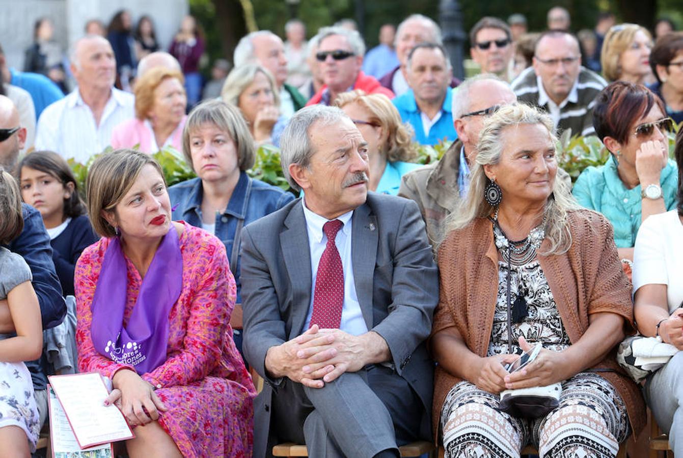 Multitudinaria asistencia al desfile del Día de Amércia en Asturias