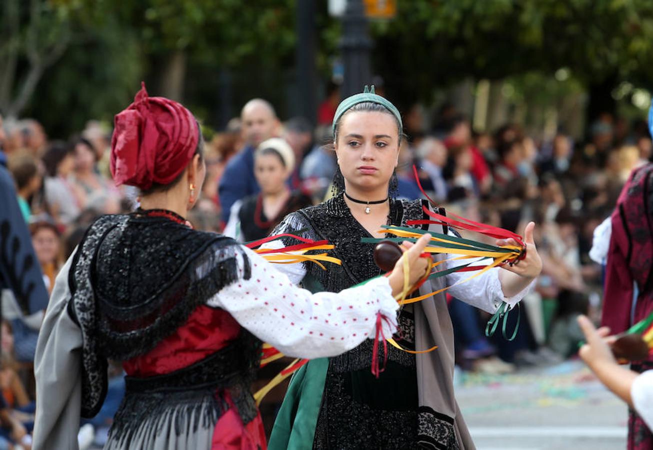 Multitudinaria asistencia al desfile del Día de Amércia en Asturias