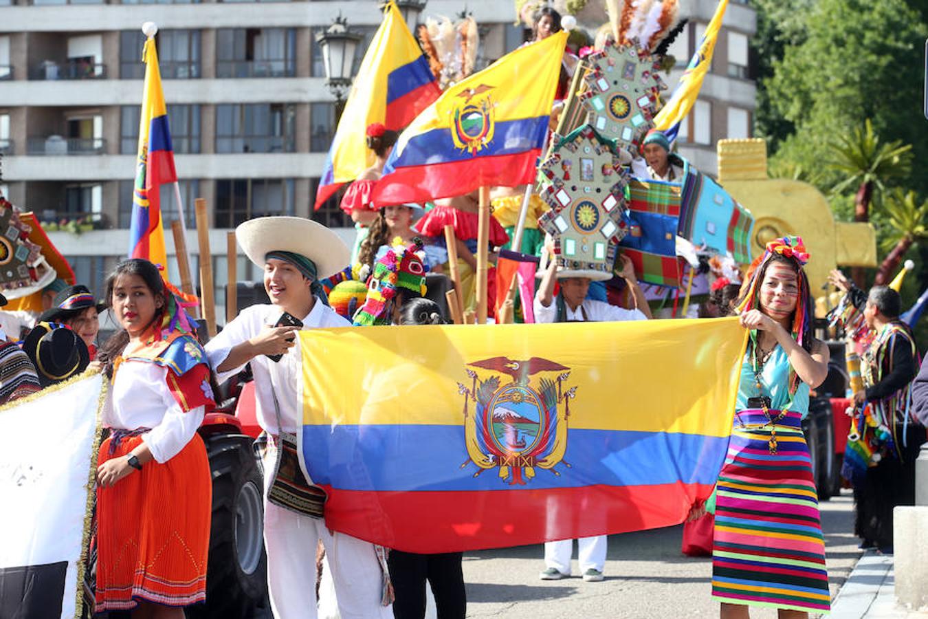 Multitudinaria asistencia al desfile del Día de Amércia en Asturias