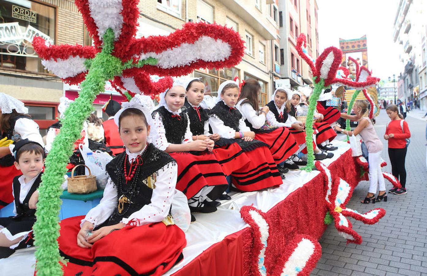 Multitudinaria asistencia al desfile del Día de Amércia en Asturias