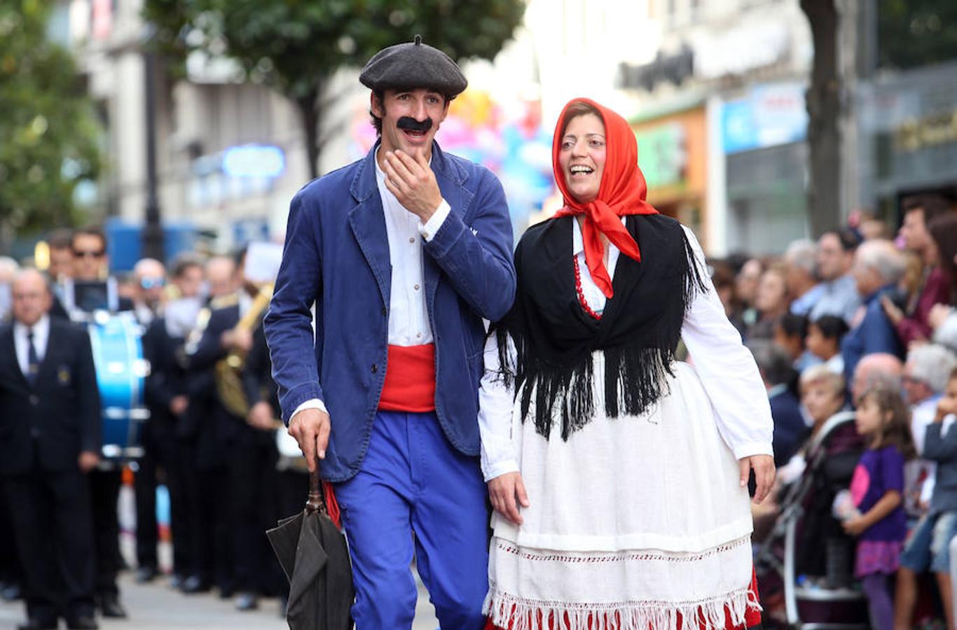 Multitudinaria asistencia al desfile del Día de Amércia en Asturias