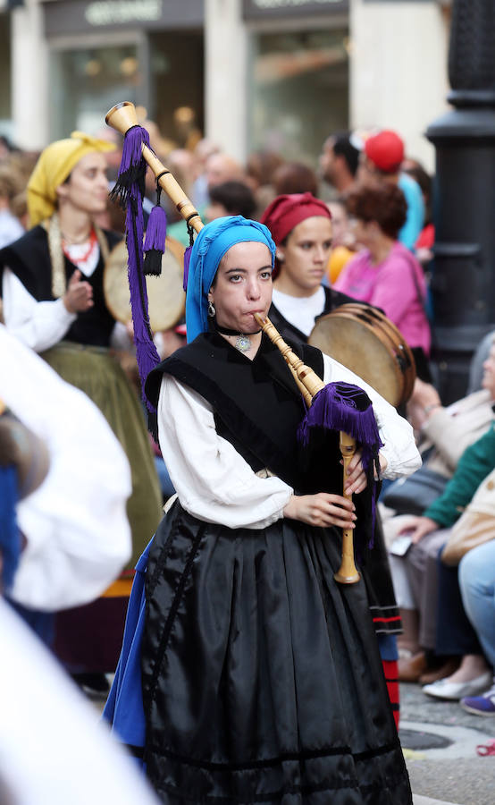 Multitudinaria asistencia al desfile del Día de Amércia en Asturias