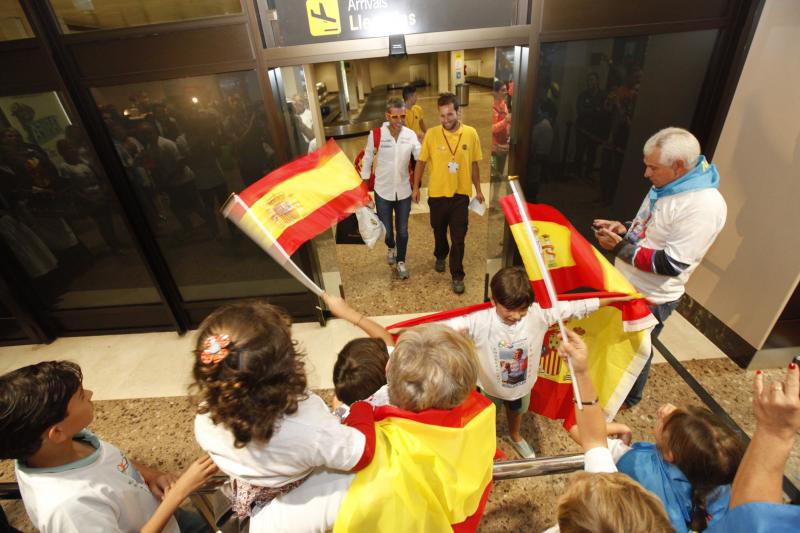 Gran recibimiento del paralímpico Alberto Suárez al llegar a Asturias