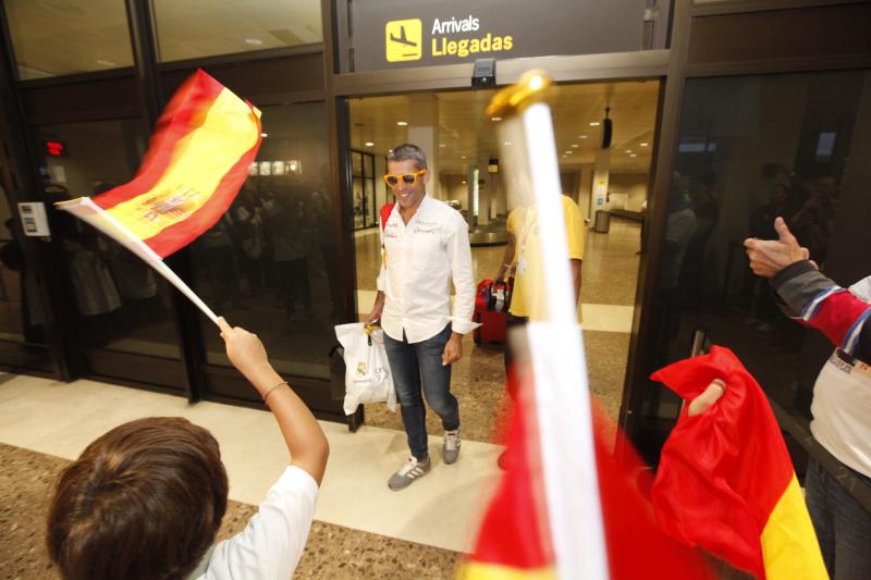 Gran recibimiento del paralímpico Alberto Suárez al llegar a Asturias