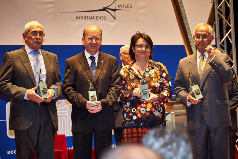 Premios de LA VOZ DE AVILÉS 2016. El diario LA VOZ DE AVILÉS entregó sus premios anuales en la Casa de Cultura, en un gala que contó con una nutrida representación de la sociedad avilesina y asturiana. Los galardonados este año han sido el Hospital Universitario San Agustín (Iniciativa Empresarial), Cáritas Arciprestal (Acción Social), Favila (Acción Cultural) y la Escudería Avilesina (Deporte).