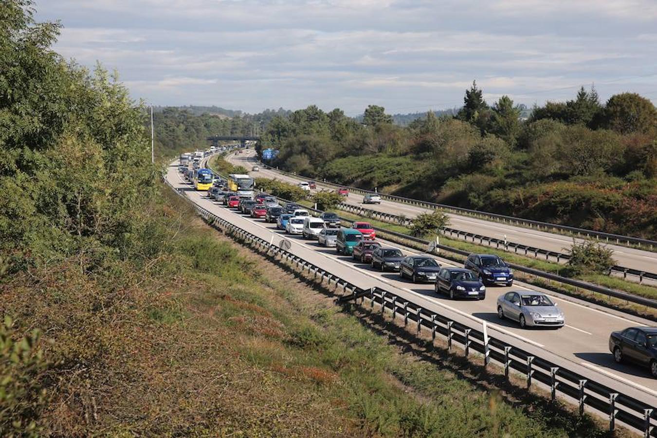Retenciones en la autopista &#039;Y&#039; por el corte de un carril en Lugones