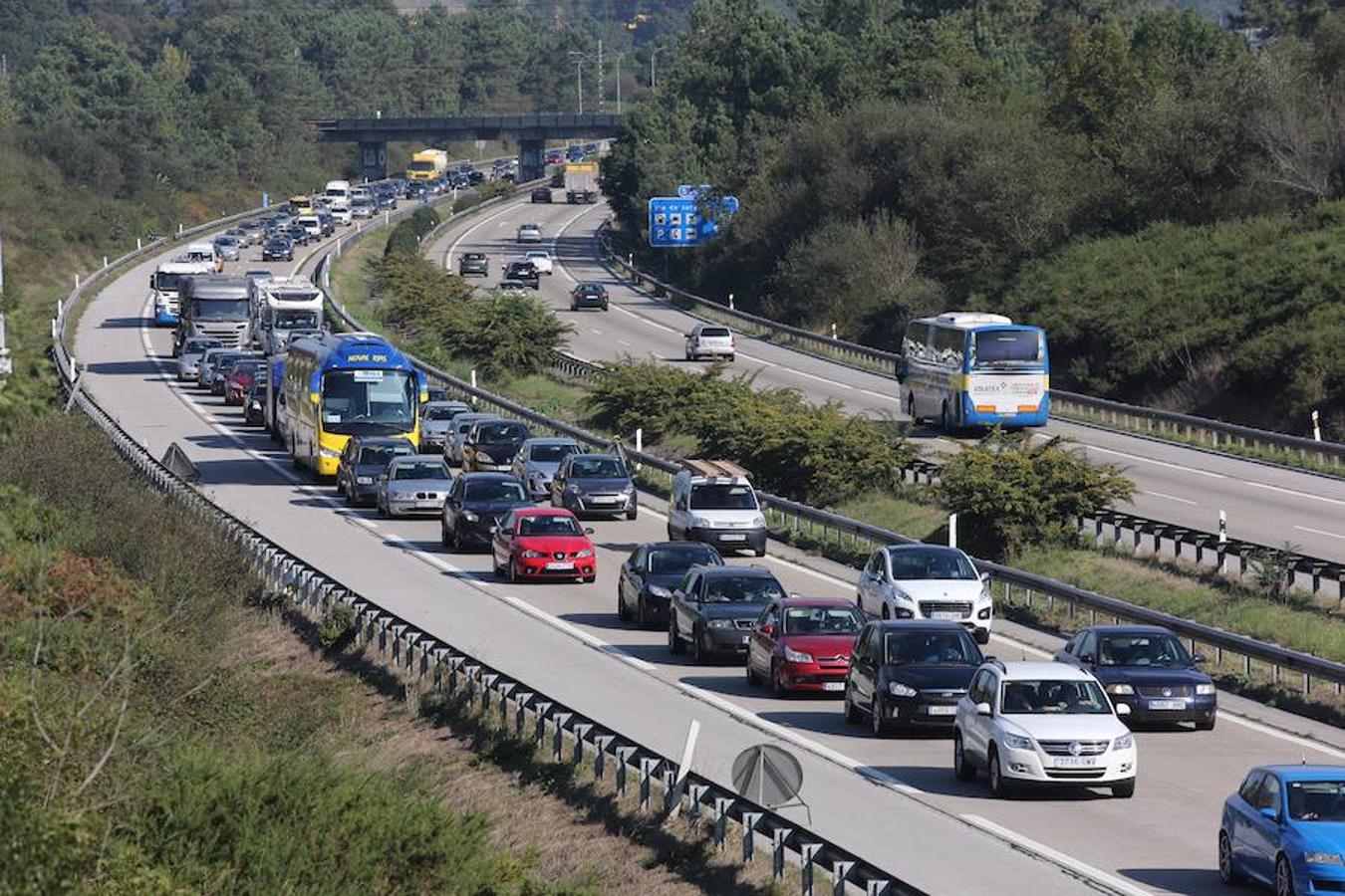 Retenciones en la autopista &#039;Y&#039; por el corte de un carril en Lugones