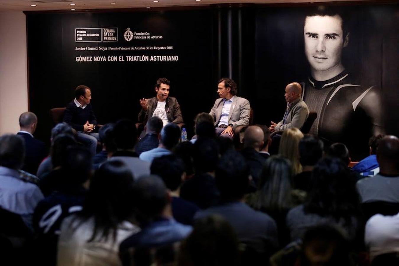 Coloquio con Javier Gomez Noya en el Santa Olaya