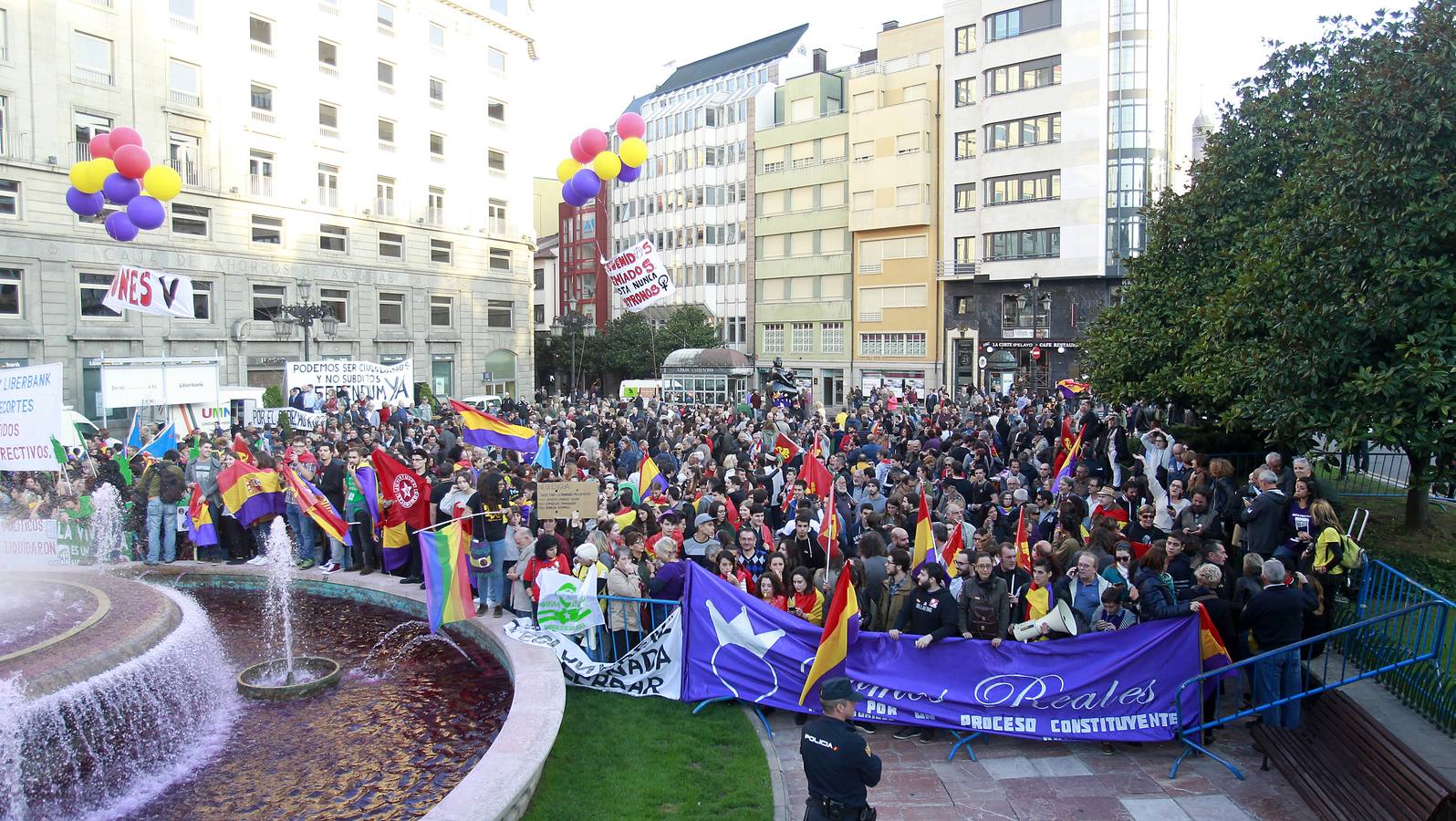 Protestas a la entrada de los Premios Princesa de Asturias