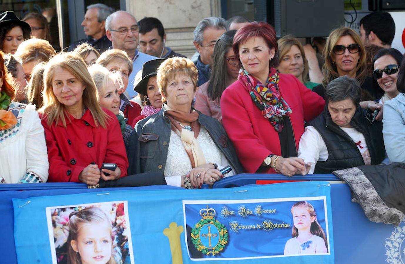 Ambiente a la entrada del Teatro Campoamor