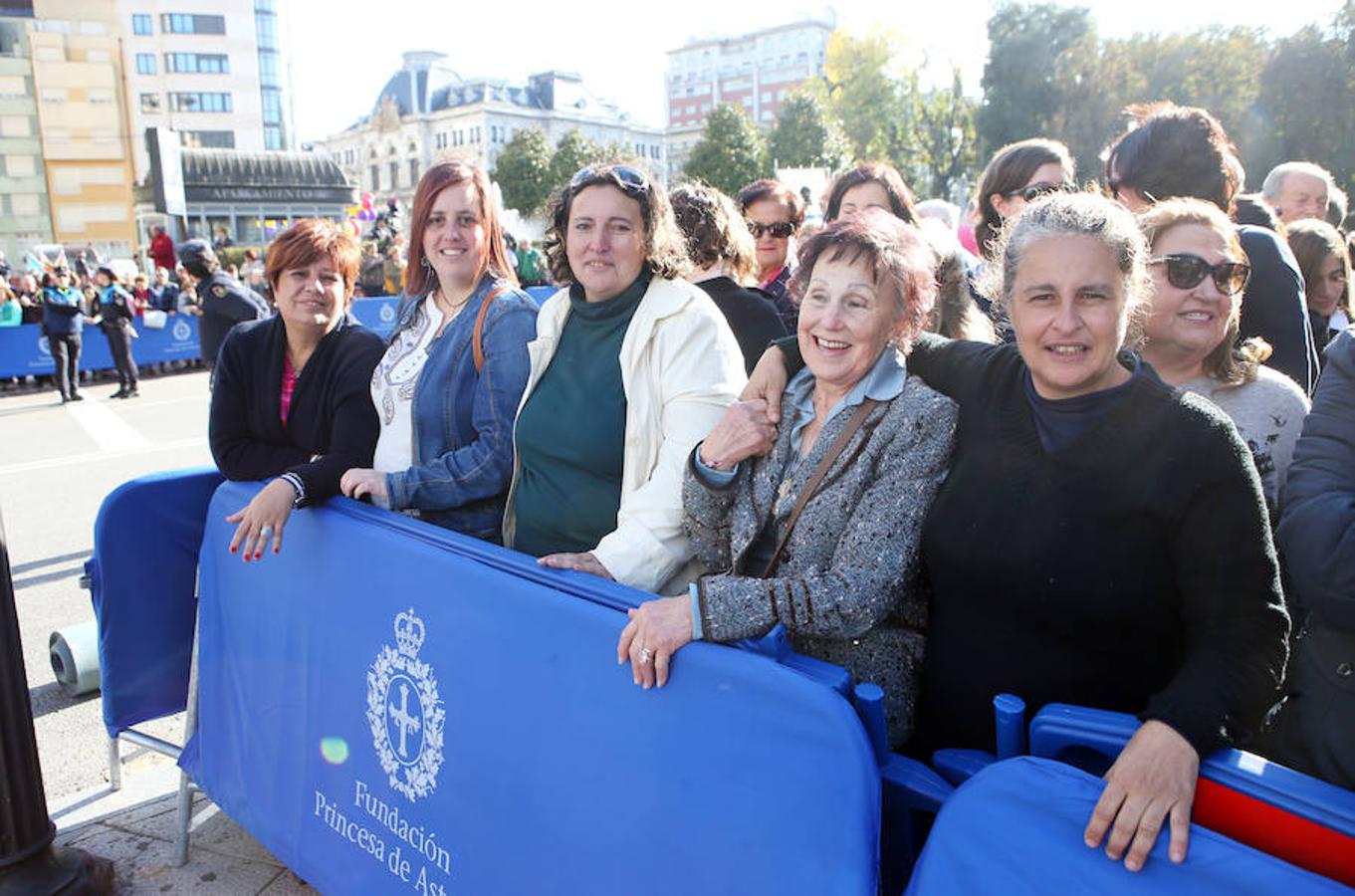 Ambiente a la entrada del Teatro Campoamor