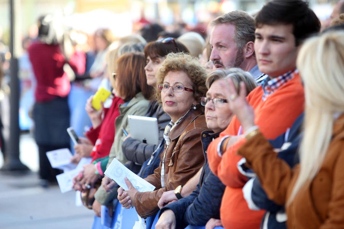 Ambiente a la entrada del Teatro Campoamor