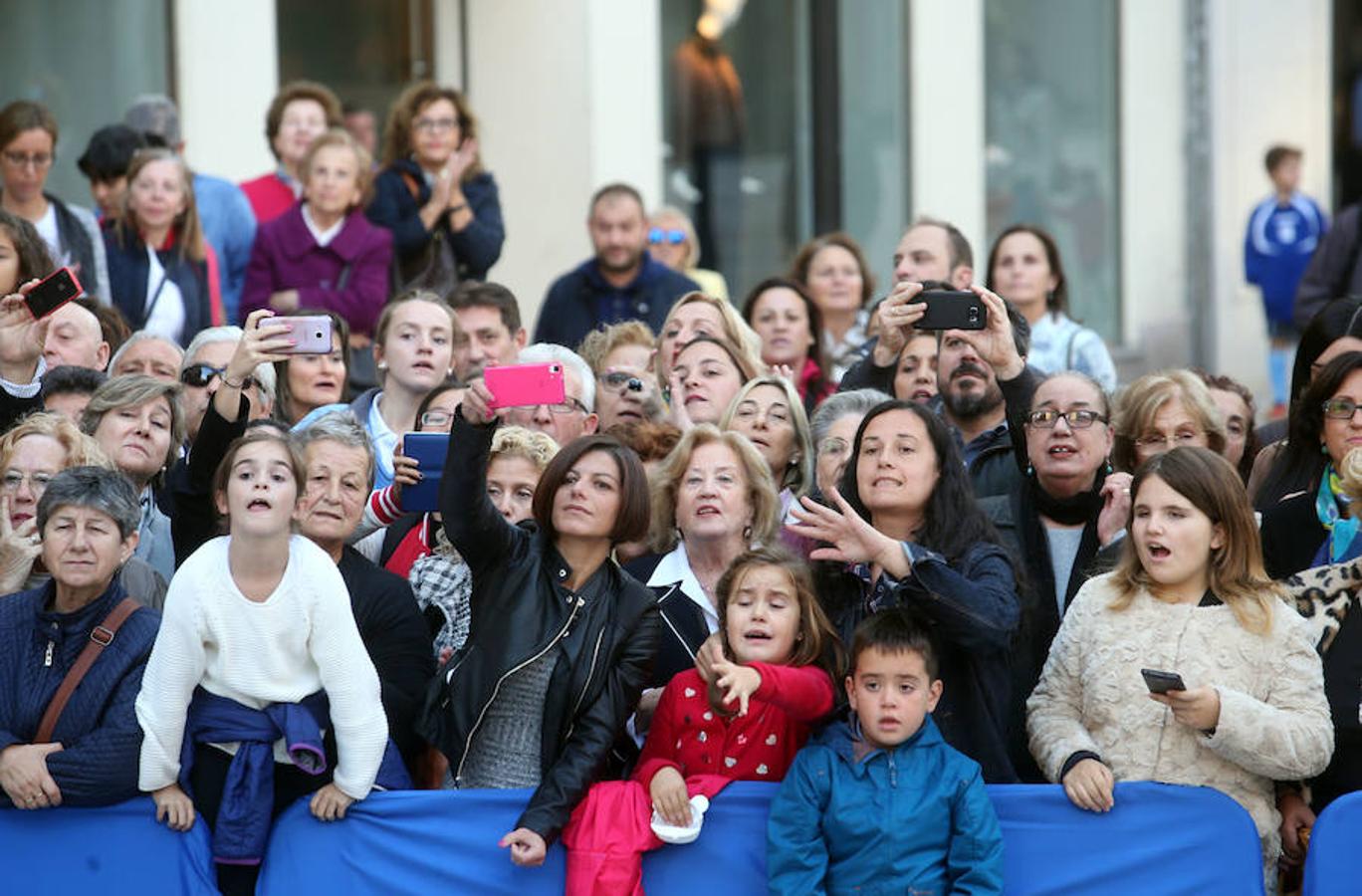 Ambiente a la entrada del Teatro Campoamor