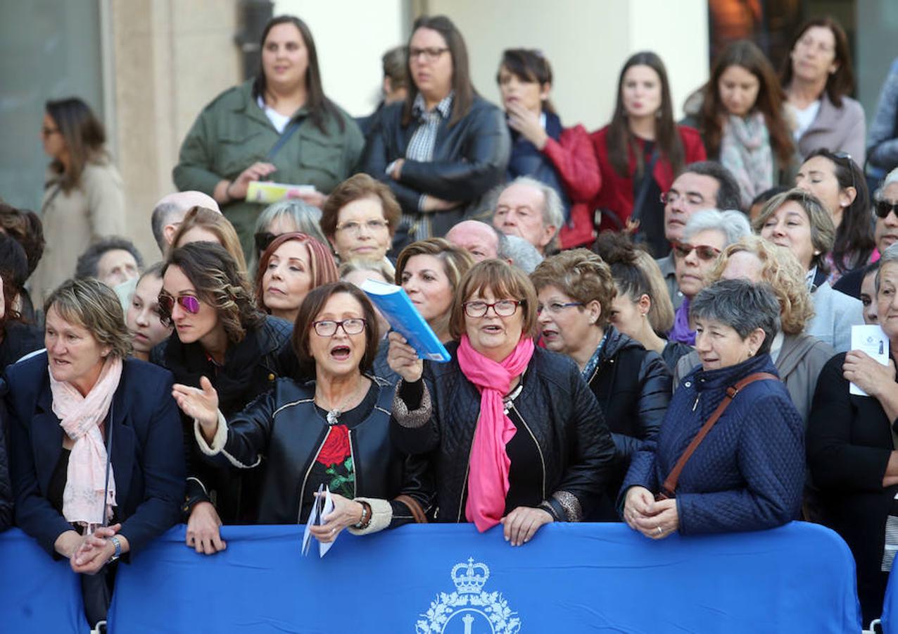 Ambiente a la entrada del Teatro Campoamor