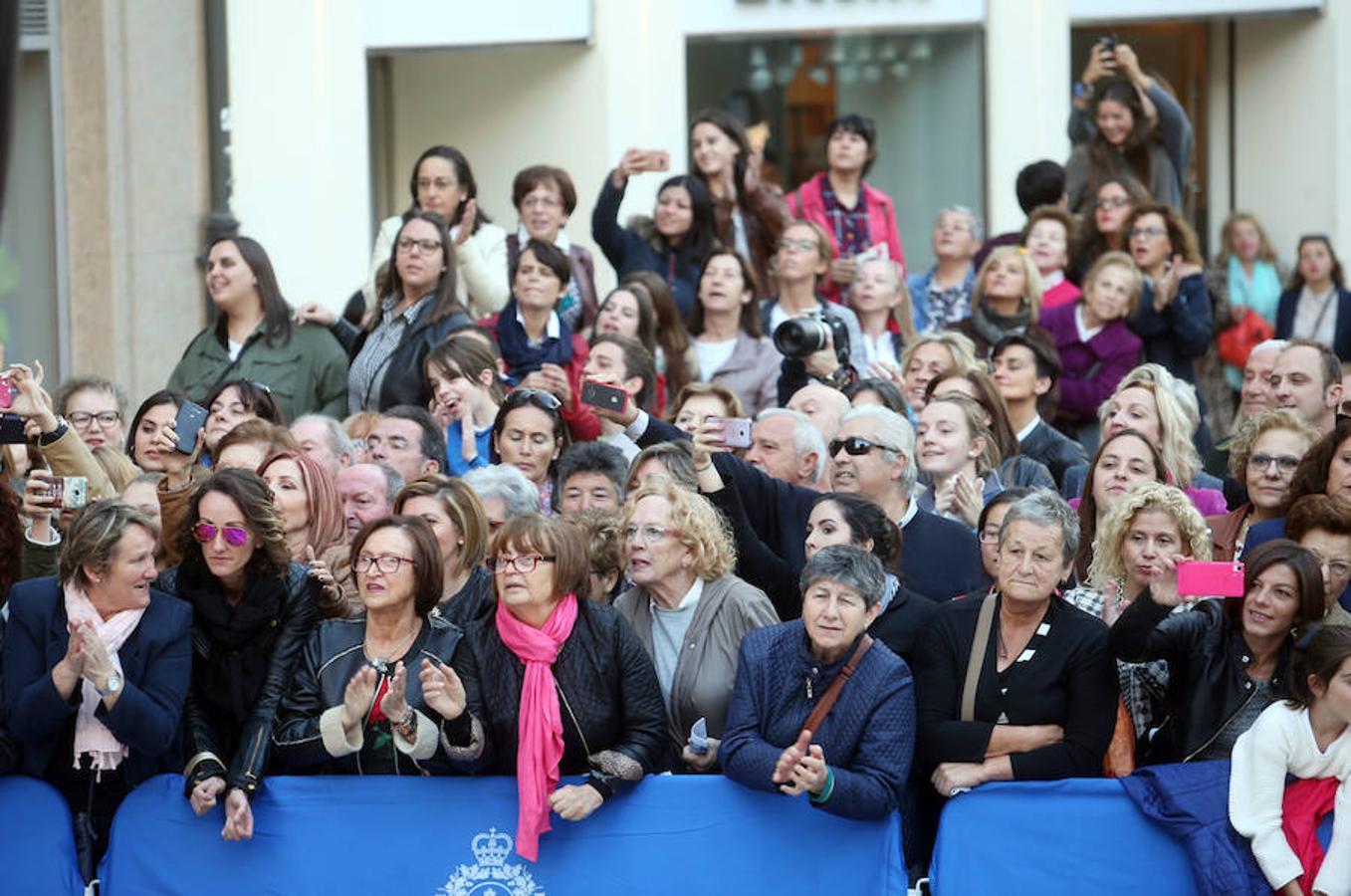 Ambiente a la entrada del Teatro Campoamor