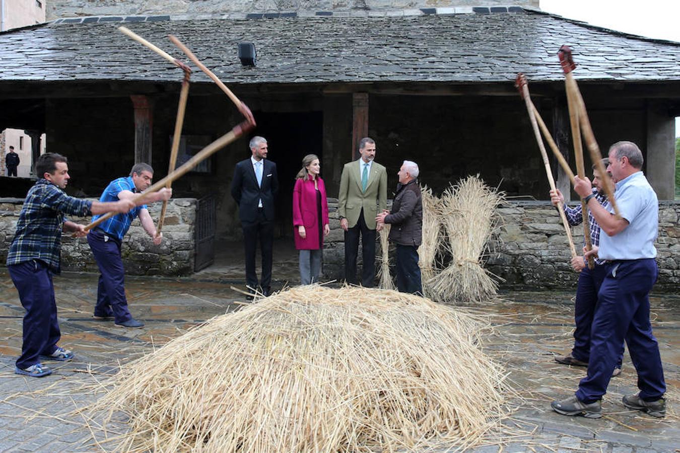 Los Reyes entregan el Premio al Pueblo Ejemplar a Los Oscos