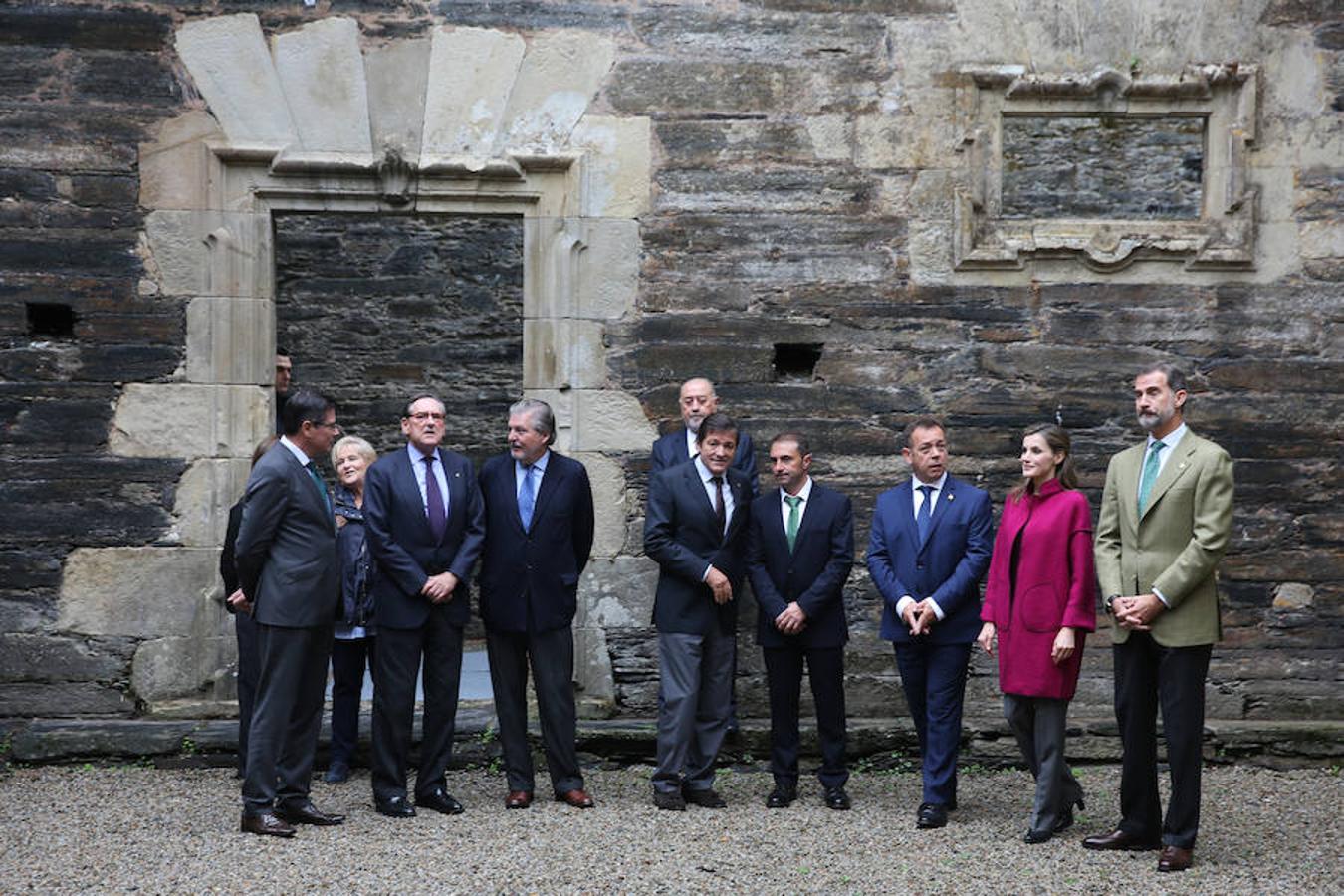 Los Reyes entregan el Premio al Pueblo Ejemplar a Los Oscos