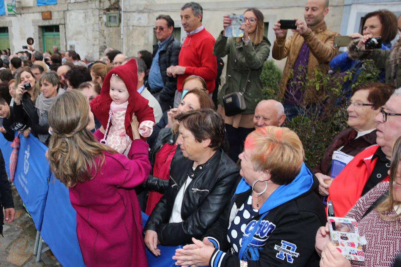 Los Reyes entregan el Premio al Pueblo Ejemplar a Los Oscos