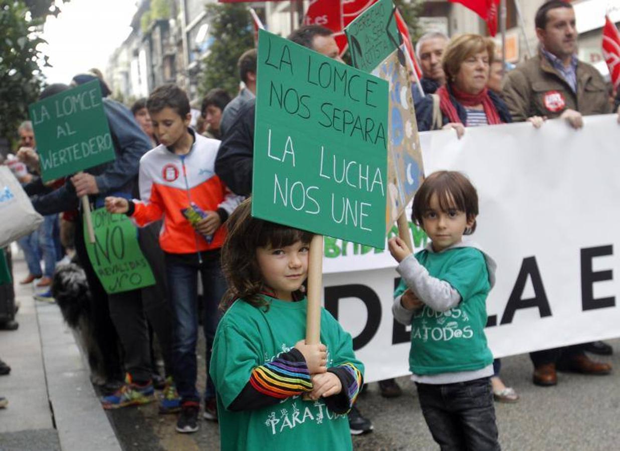 Manifestación contra las reválidas en Oviedo