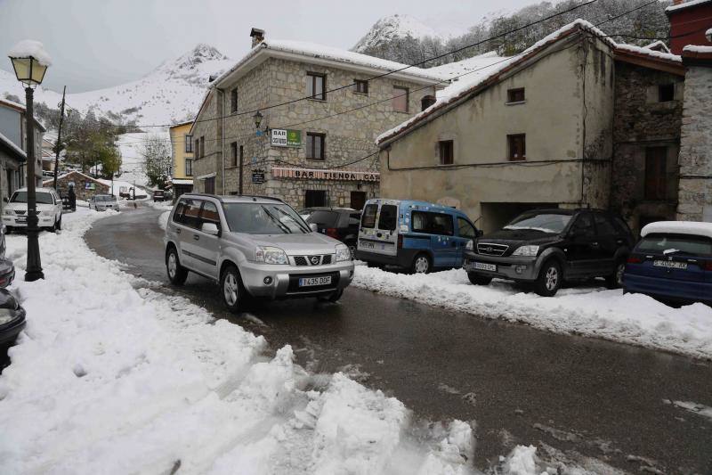 La nieve complica la vida en Sotres