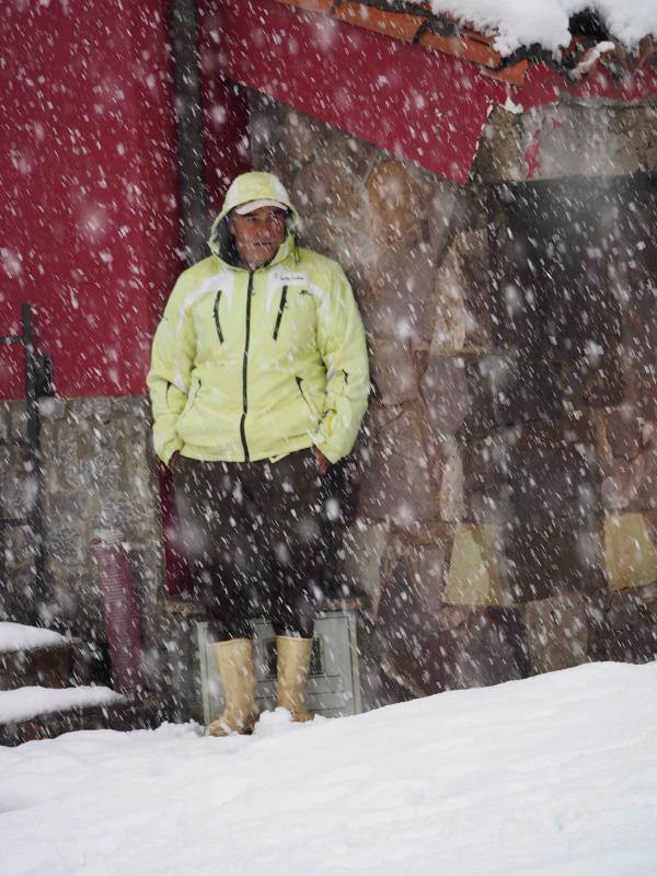 La nieve complica la vida en Sotres