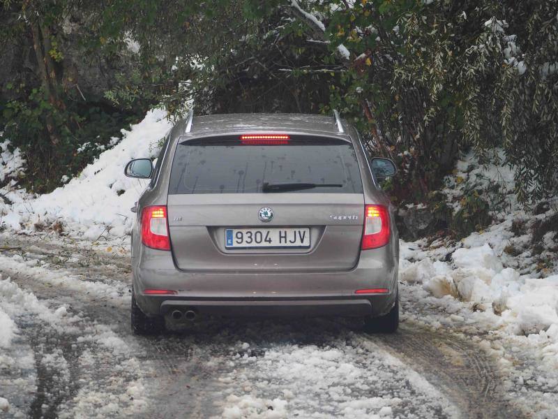 La nieve complica la vida en Sotres