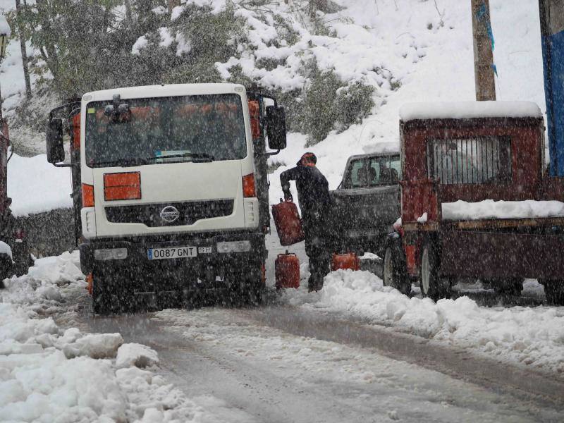 La nieve complica la vida en Sotres