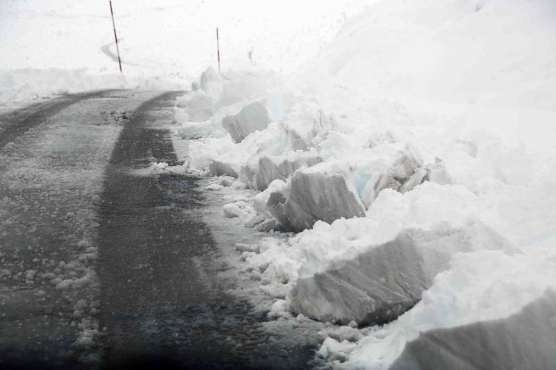 La nieve complica la vida en Sotres