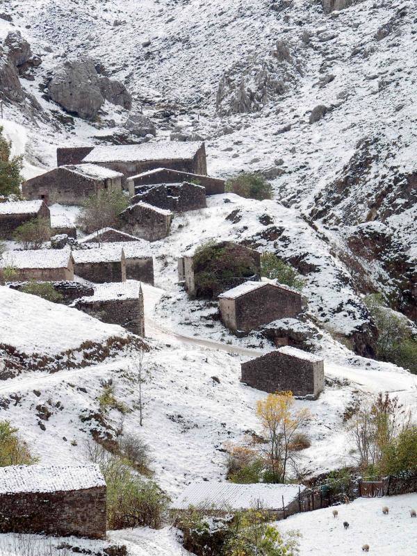 La nieve complica la vida en Sotres