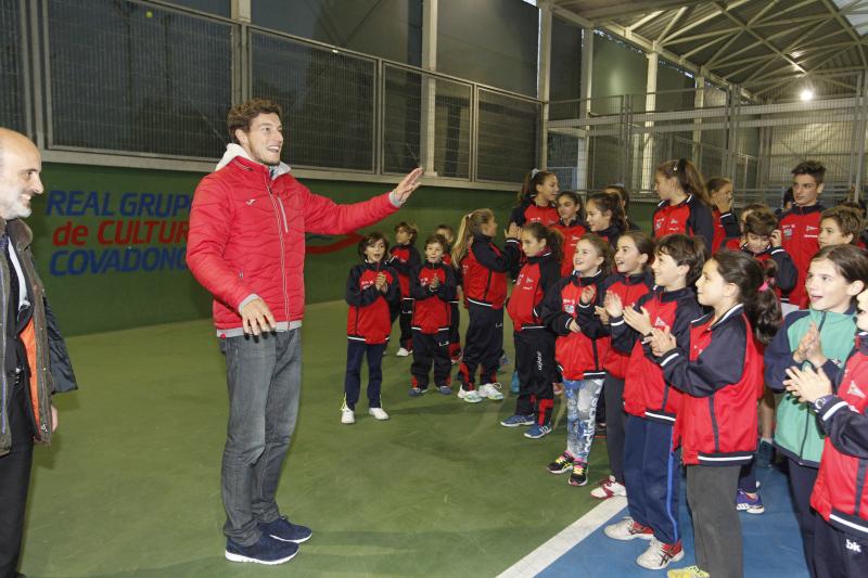 Pablo Carreño recibió la insignia de plata del Grupo Covadonga