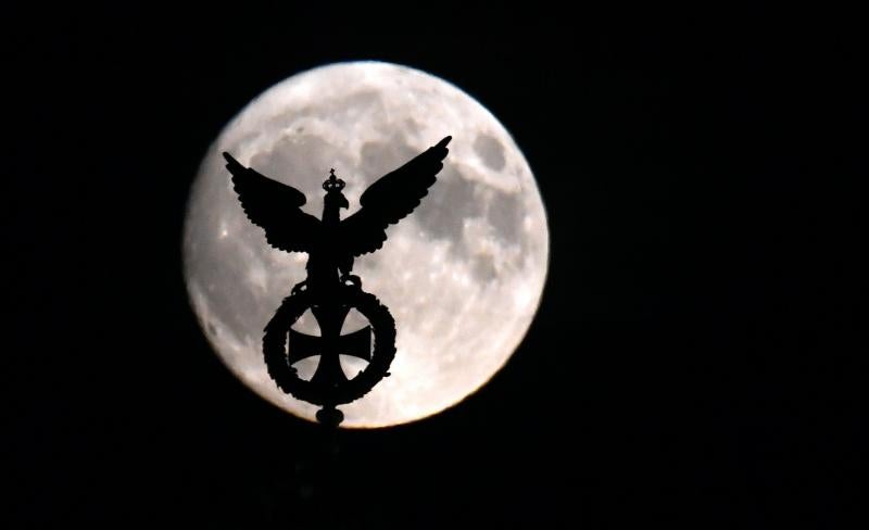 La superluna se asoma al mundo