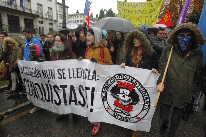 Manifestación contra las reválidas en Oviedo