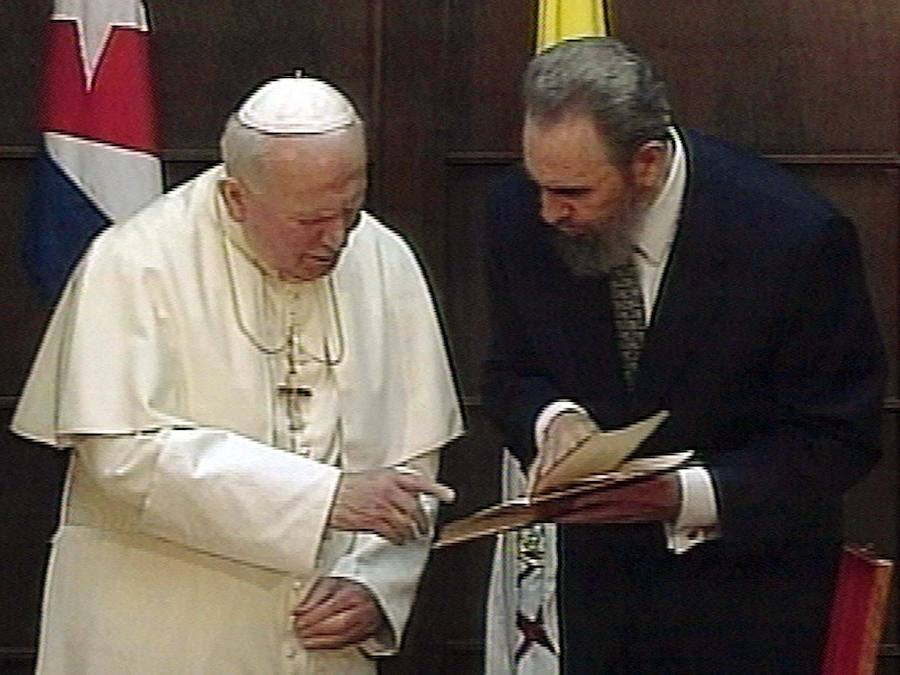 Fidel Castro muestra al Pontífice el libro del Padre Félix Varela.