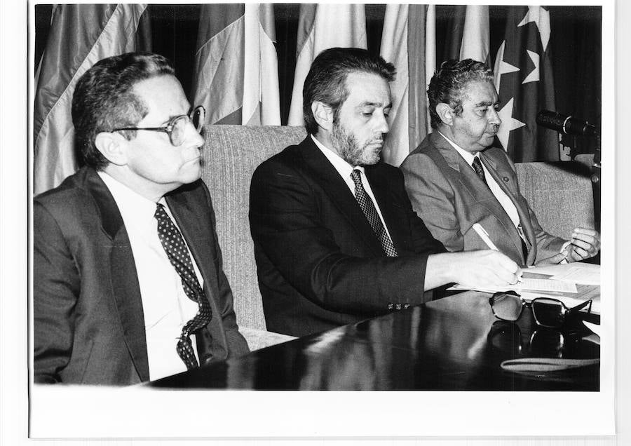 Presidencia de la Feria en 1988. Antonio Landeta, Pedro de Silva y Clauddio Fernández Junquera.