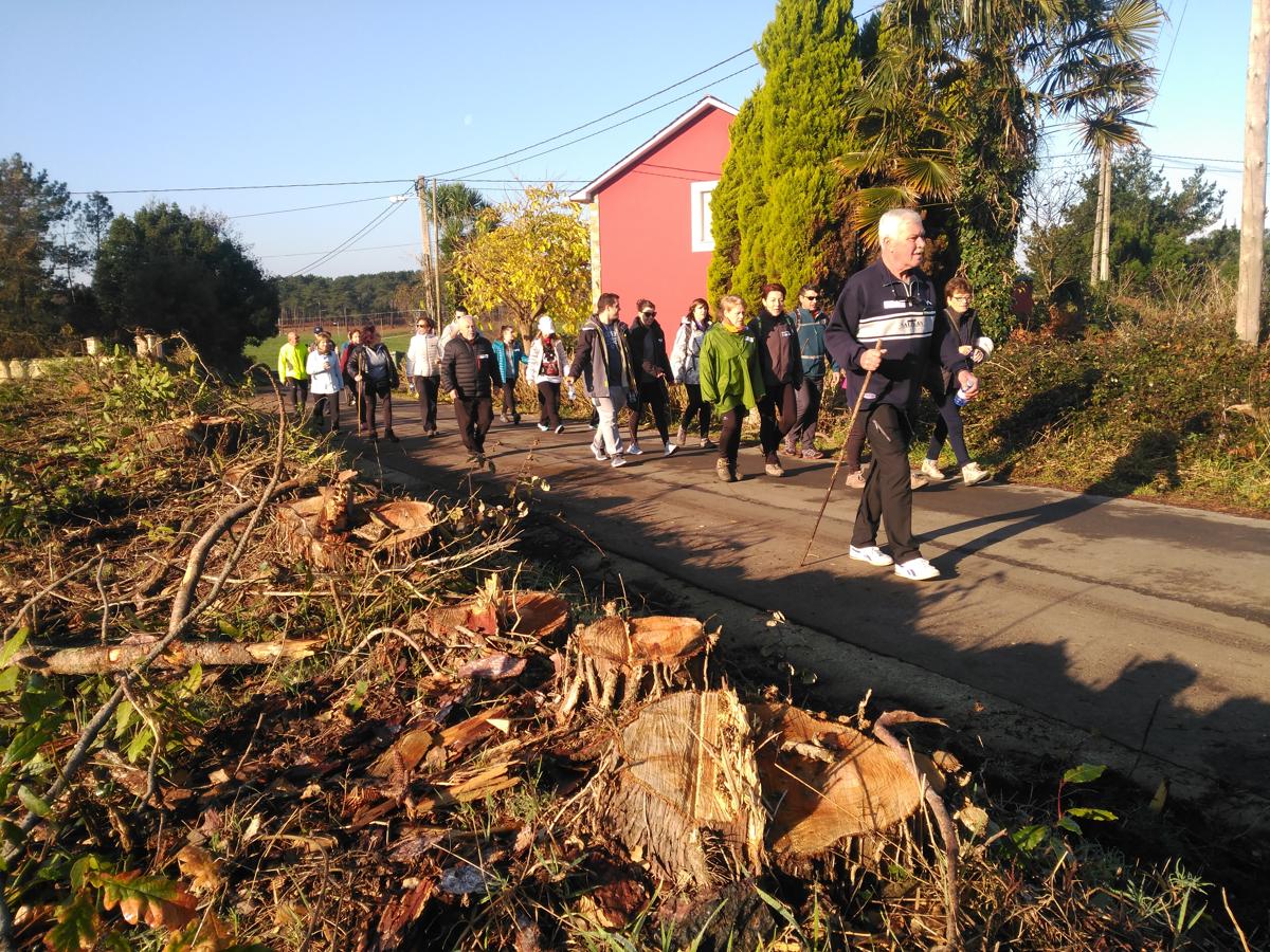 Un centenar de personas marcha para recordar los trágicos incendios de 2015