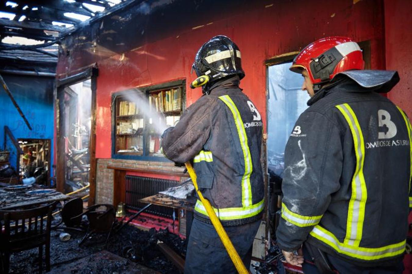 Un incendio calcina el restaurante El Llar de Viri, en San Román de Candamo