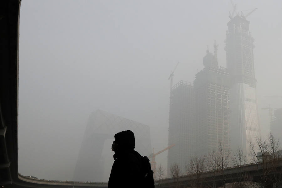 La contaminación en China obliga a cerrar aeropuertos y autopistas