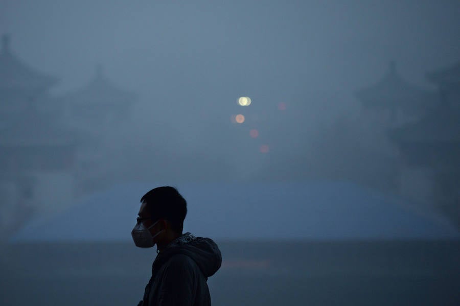 La contaminación en China obliga a cerrar aeropuertos y autopistas