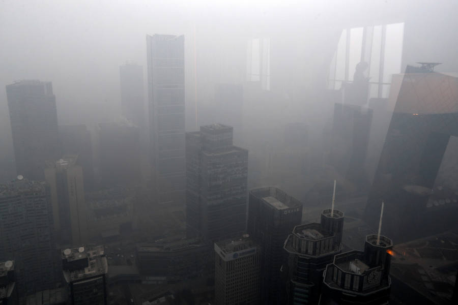 La contaminación en China obliga a cerrar aeropuertos y autopistas