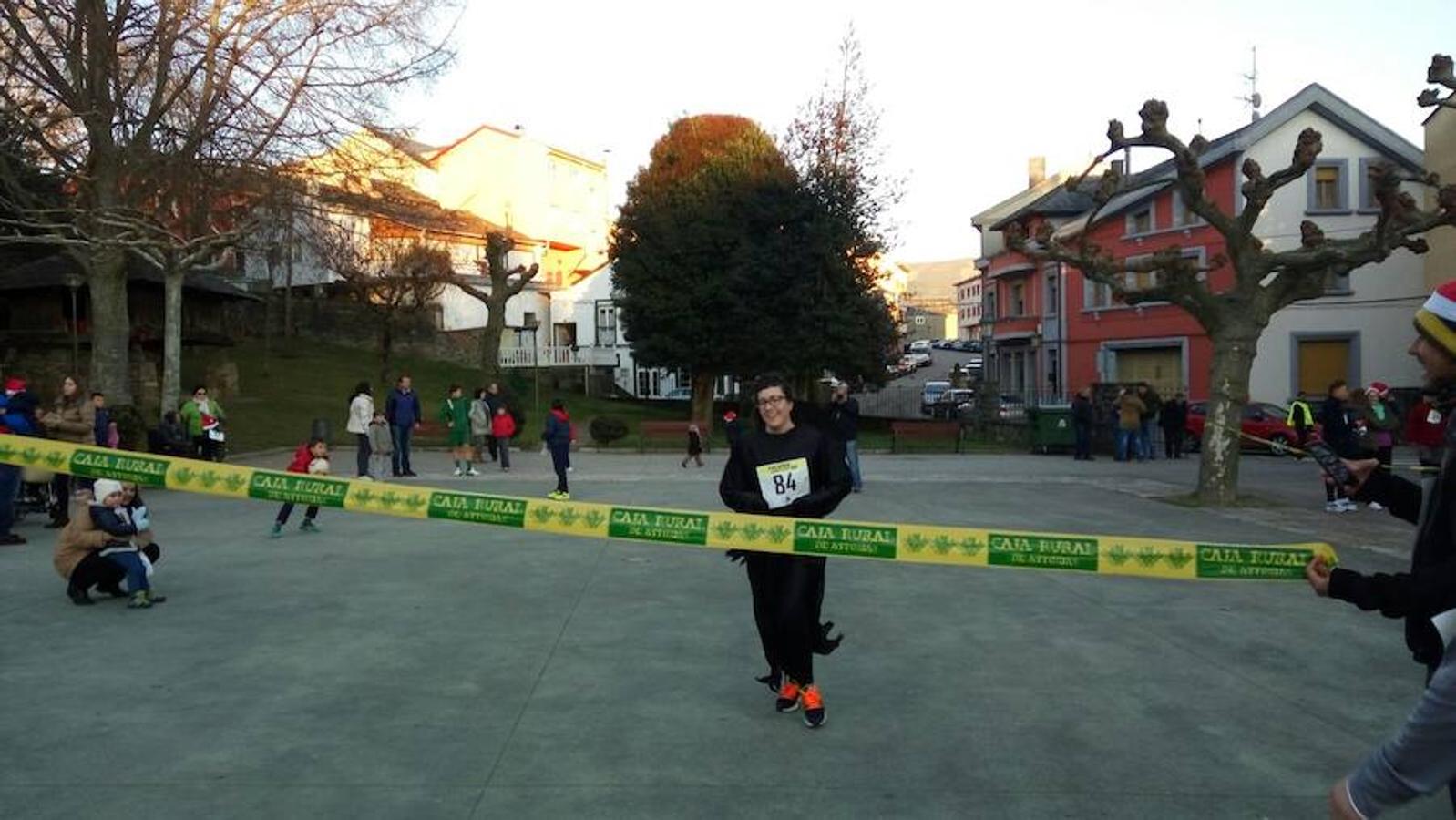 Grandas de Salime. Los disfraces y los gorros de Papá Noel dieron el toque divertido a la prueba.