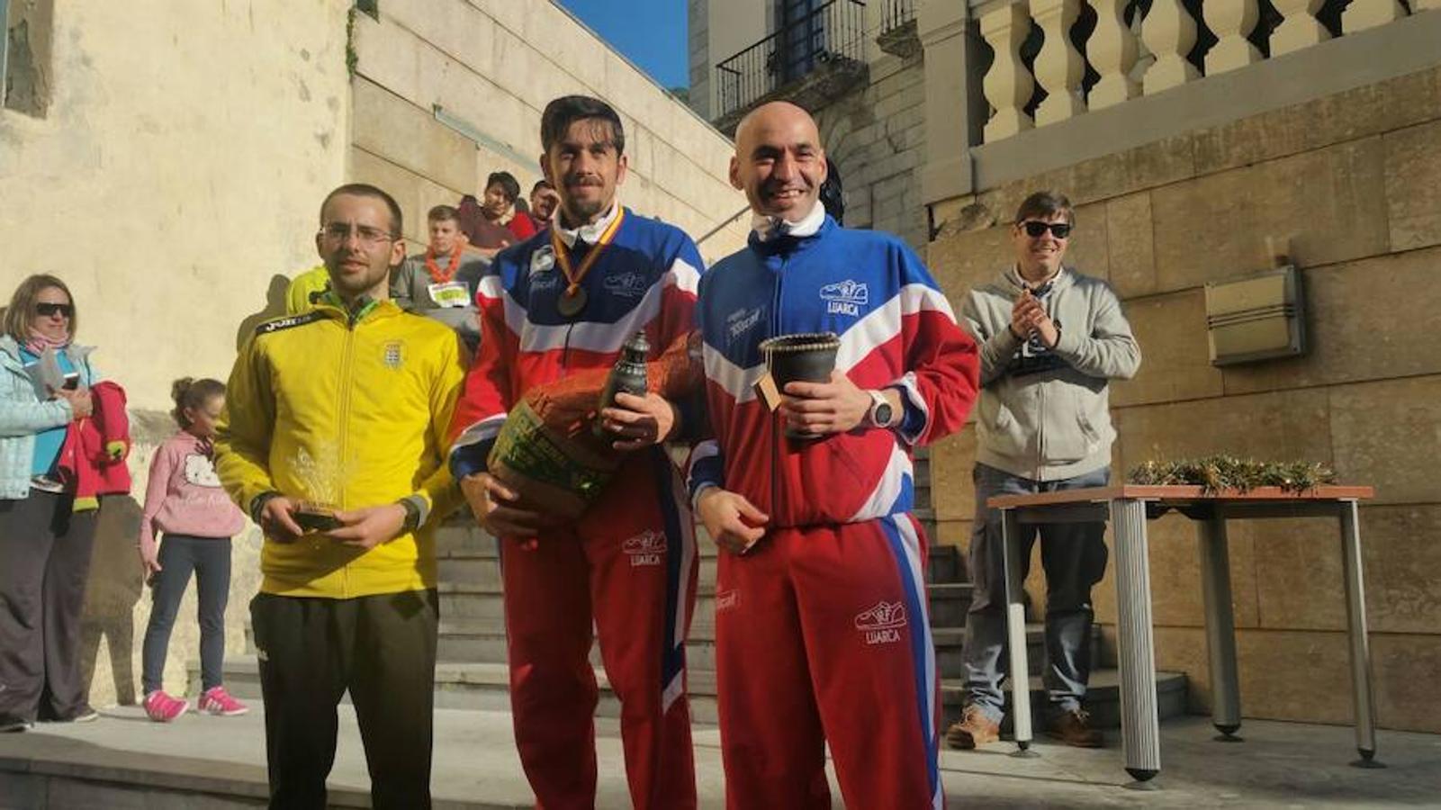 Cudillero. Los flamantes ganadores de la San Silvestre de Cudilleron posan con sus trofeos.