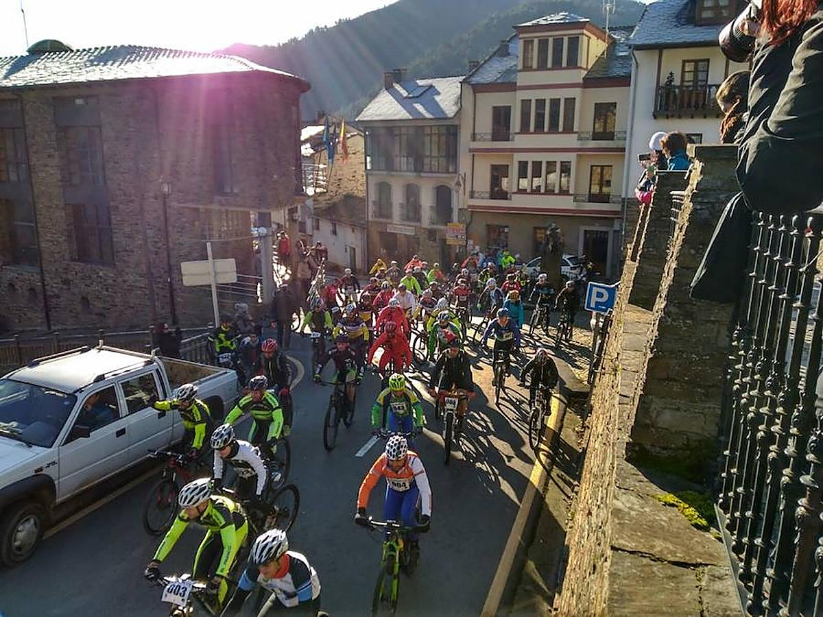 Taramundi. Decenas de bicicleta llenaron las calles en esta particular San Silvestre.